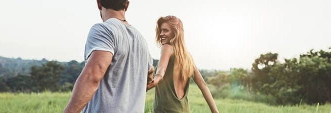 Was wollen Männer: Mann geht Hand in Hand mit Frau