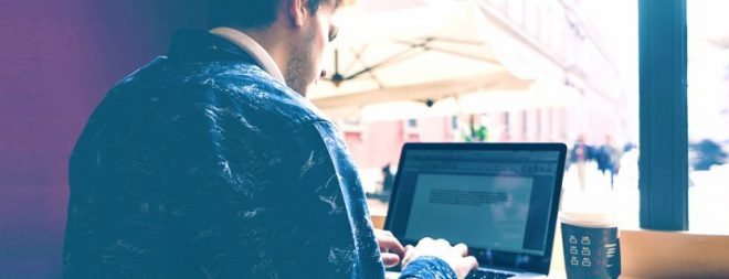 Mann am Laptop als Symbol für Lieblingsblogger im Interview