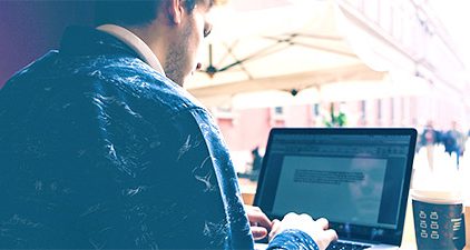 Mann am Laptop als Symbol für Lieblingsblogger im Interview