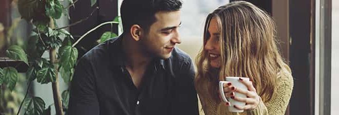 Erstes Date: Mann und Frau mit Kaffee in der Hand