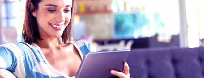 Frau am Tablet verfeinert Sucheinstellungen bei der Partnersuche auf parship.de