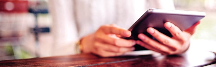 Single ist neu bei Parship - Ausschnitt Mensch mit Tablet in der Hand