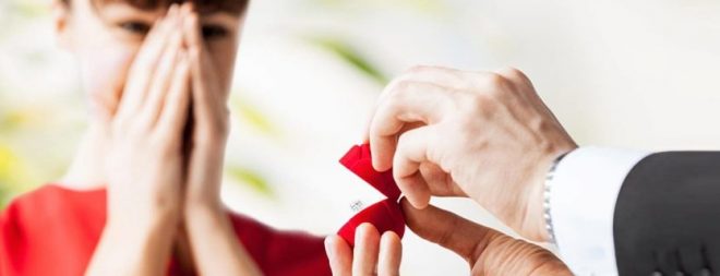 Hochzeit: Mann hält Frau Ring hin