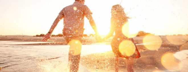 Mann und Frau genießen Urlaub am Strand