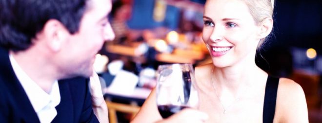 Mann und Frau schauen sich an - haben sich Dank Dating bei Parship kennengelernt