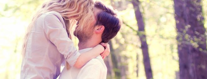 Mann und Frau genießen Liebesglück