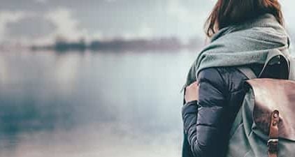 Neuanfang nach Trennung: Frau von hinten mit Rucksack