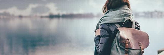 Neuanfang nach Trennung: Frau von hinten mit Rucksack