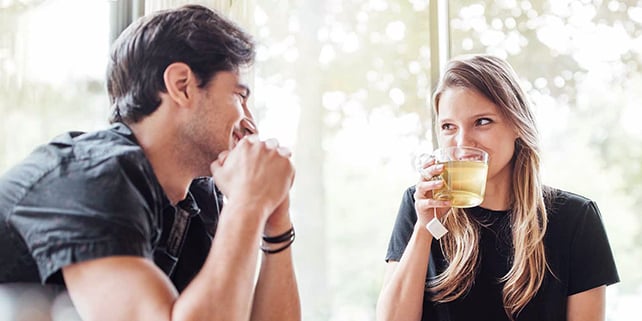 Sich verliebte frauen wie verhalten Wie verlieben