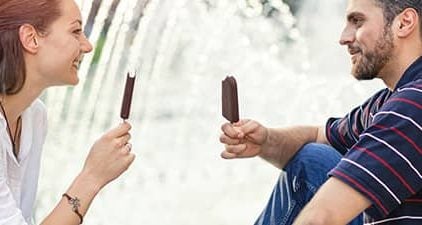Date Ideen: Mann und Frau essen gemeinsam Eis