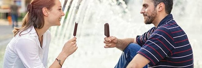 Date Ideen: Mann und Frau essen gemeinsam Eis