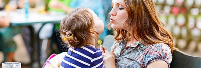 Partnersuche mit Kind: Mutter küsst Kind