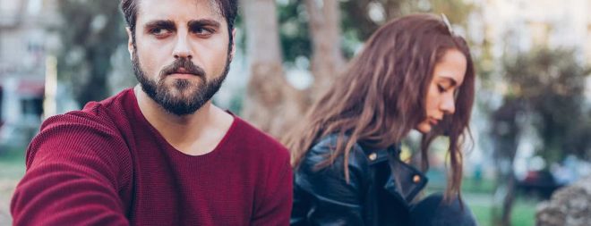 Frau und Mann schauen nachdenklich in verschiedene Richtungen und überlegen: "Soll ich mich trennen?"