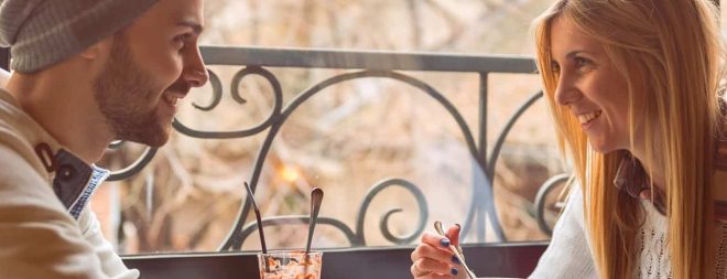 Frau und Mann im Café haben ihr zweites Date