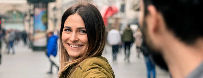 Frau schenkt man mit Blick über ihre Schulter einen guten ersten Eindruck.