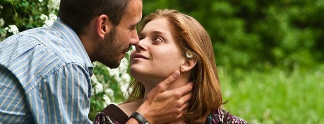 Erstes Date Kuss zwischen Mann und Frau