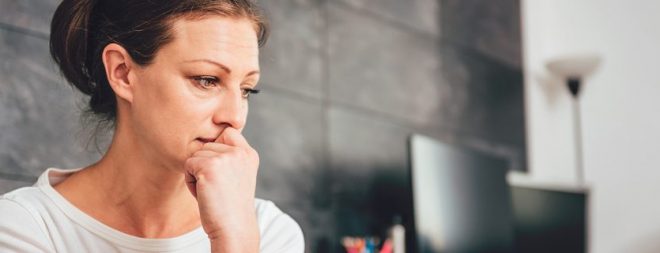 Frau schaut nachdenklich und fragt sich: "Waum bin ich Single?"