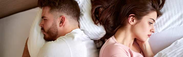 Mann und Frau voneinander abgewandt wegen Beziehungsproblemen
