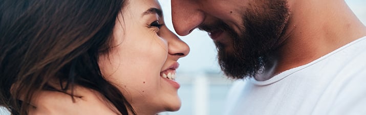 Ich liebe dich sagen: Mann will Frau küssen