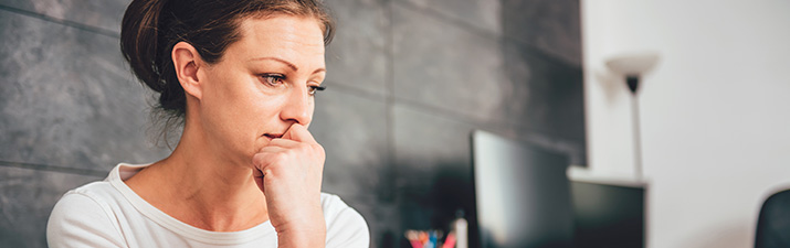 Frau schaut nachdenklich und fragt sich: "Waum bin ich Single?"