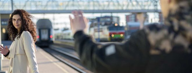 Fernbeziehung: Frau winkt zum Abschied