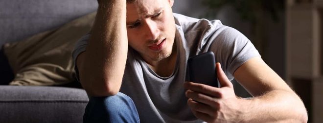 Mann sitzt verzweifelt am Boden und fragt sich: ""Warum meldet sie sich nicht mehr?