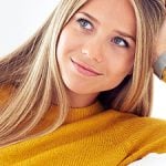 Hat er Interesse? Frau stützt in Gedanken ihren Kopf.