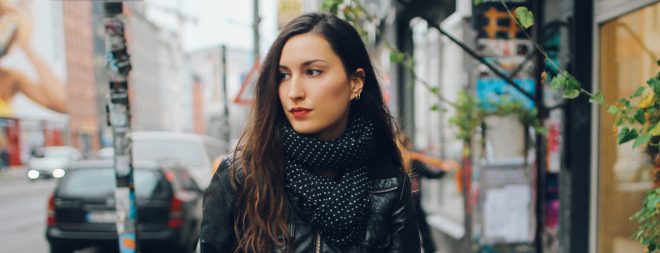 Dauersingle streift in Gedanken durch die Straße