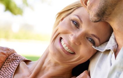 Mann und Frau Ü50 verliebt