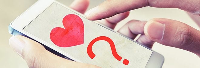 Fragen zum Verlieben - Handy mit Fragezeichen und Herz im Display