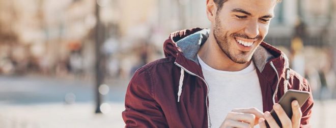 Mann am Handy will Frauen anschreiben
