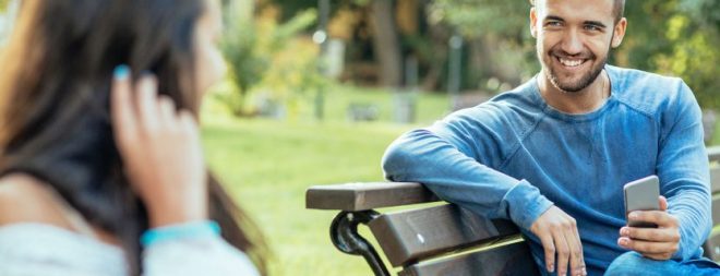 Liebe auf den ersten Blick - Mann auf der Parkbank schaut Frau an