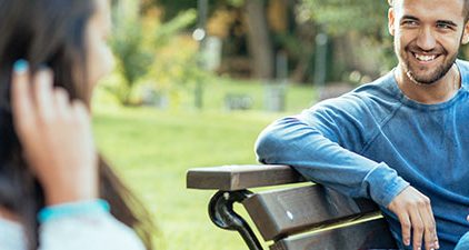 Liebe auf den ersten Blick - Mann auf der Parkbank schaut Frau an