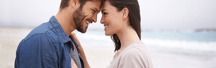 Mann und Frau schauen sich in die Augen als Zeichen für wahre Liebe