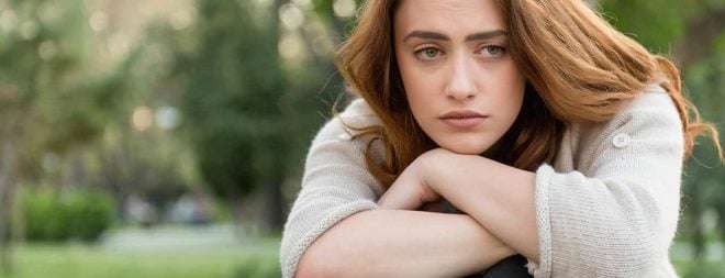 Frau schaut traurig - sie will sich entlieben