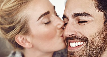 Kussarten: Mann küsst Frau