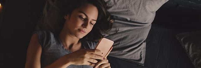 Nach dem ersten Date: Frau schaut aufs Handy