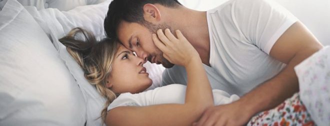 Sexuelle Anziehung: Frau und Mann im Bett