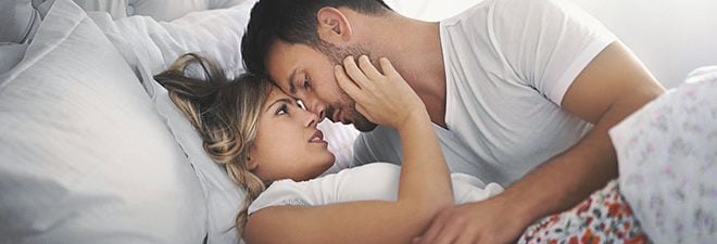 Sexuelle Anziehung: Frau und Mann im Bett