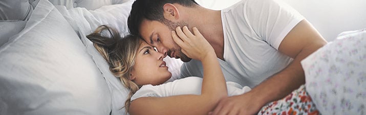 Sexuelle Anziehung: Frau und Mann im Bett