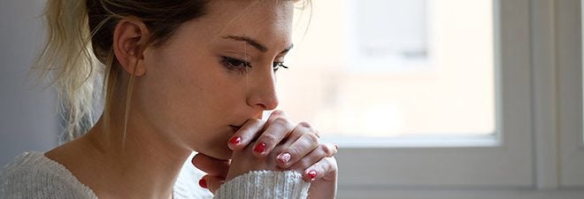 Frau schaut nachdenklich, sie fragt sich: Warum finde ich keinen Mann?