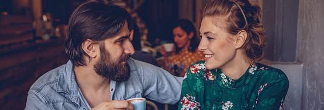 Flirtsignale zwischen Mann und Frau beim Date