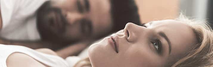 Sex mit dem Ex: Frau liegt ratlos neben ihrem Verflossenen im Bett.