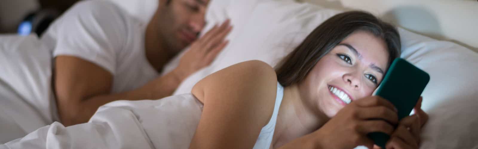 Fremdgehen: Frau geht fremd und schreibt anderem Mann im Bett