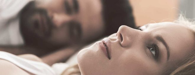 Sex mit dem Ex: Frau liegt ratlos neben ihrem Verflossenen im Bett.