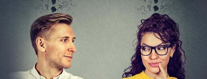 Mann und Frau mit Fragezeichen fragen sich: "Beziehung ja oder nein?