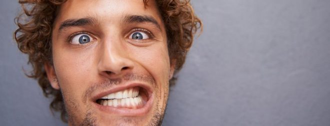 Mann mit Peter Pan Syndrom zieht kindsche Grimasse