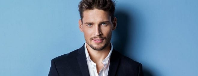 Traummann: Mann im Anzug schaut selbstbewusst