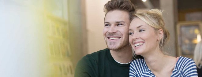 Frau hat ihren Traumpartner gefunden, der gemeinsam mit ihr in die Zukunft schaut