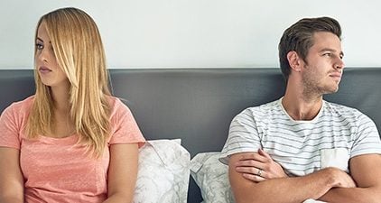 Mann und Frau im Bett abgewandt führen On Off Beziehung